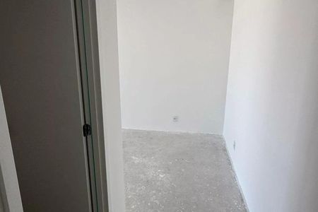 Apartamento à venda com 92m², 3 quartos e 2 vagasParede branca e chão de concreto, sem móveis ou decoração.