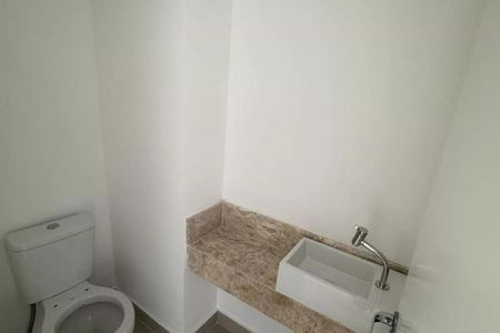 Apartamento à venda com 92m², 3 quartos e 2 vagasBanheiro com pia e vaso sanitário brancos, com bancada de pedra natural e piso de porcelanato.