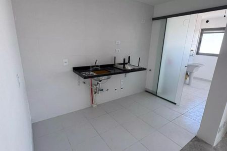 Apartamento à venda com 92m², 3 quartos e 2 vagasCozinha com pia e fogão, sem geladeira, com teto branco e paredes brancas.