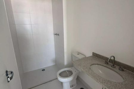 Apartamento à venda com 92m², 3 quartos e 2 vagasBanheiro com piso de porcelanato, pia de granito e chuveiro de vidro.