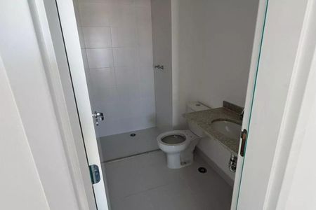 Apartamento à venda com 92m², 3 quartos e 2 vagasBanheiro com piso de porcelanato, vaso sanitário e pia de granito.