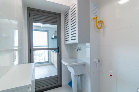 Apartamento à venda com 69m², 2 quartos e 1 vagaBanheiro com pia e vaso sanitário, com vista para a varanda e o jardim.
