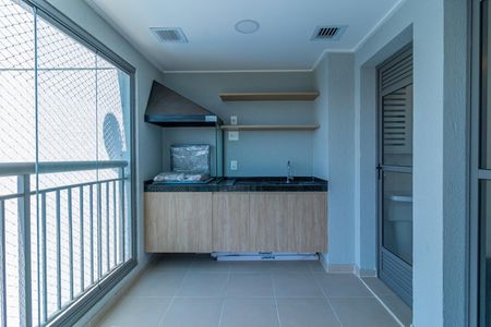 Apartamento à venda com 69m², 2 quartos e 1 vagaBalcony com vista para a cidade, com móveis simples e iluminação natural.