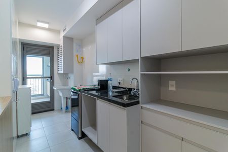 Apartamento à venda com 69m², 2 quartos e 1 vagaCozinha com pia, fog. O e geladeira, com vista para a varanda.