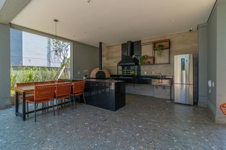 Apartamento à venda com 69m², 2 quartos e 1 vagaPátio com pizzaria e mesa de jantar, com vista para a rua e jardim.