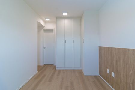 Apartamento à venda com 69m², 2 quartos e 1 vagaParede branca com armários brancos e piso de madeira claro, iluminação adequada, sem móveis ou decoração.