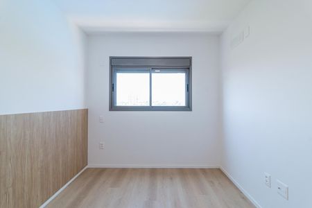 Apartamento à venda com 69m², 2 quartos e 1 vagaBanheiro com piso de porcelanato e janela pequena, iluminado por luz natural e com acabamento de gesso.