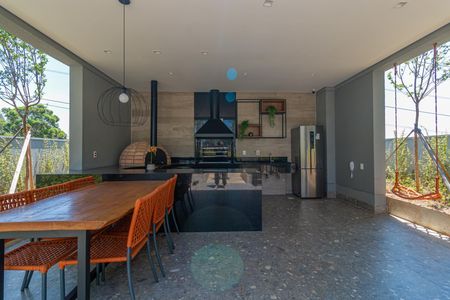 Apartamento à venda com 69m², 2 quartos e 1 vagaComida caseira preparada em uma cozinha moderna e bem iluminada.