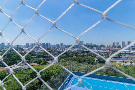 Apartamento à venda com 69m², 2 quartos e 1 vagaVista da cidade de São Paulo através de uma rede de futsal.