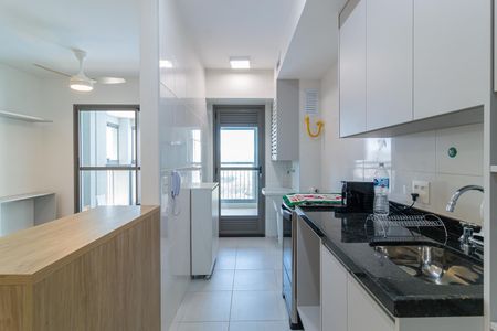Apartamento à venda com 69m², 2 quartos e 1 vagaCozinha com piso de porcelanato, bancada de granito e iluminação adequada.