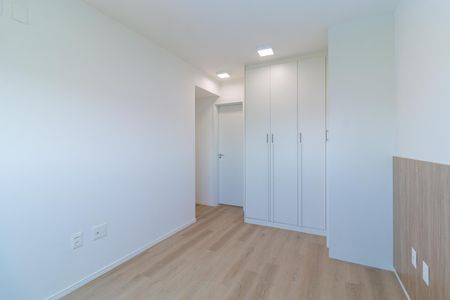 Casa com cozinha moderna e iluminada, com armários e piso de madeira. de apartamento à venda com 2 quartos, 69m² em City América, São Paulo