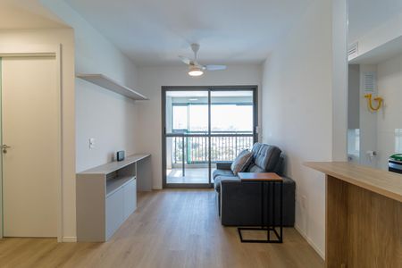 Apartamento à venda com 69m², 2 quartos e 1 vagaSala com sofá e mesa de madeira, com vista para a varanda, iluminação natural, estilo moderno.