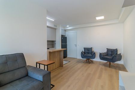 Sala com sofá, cadeiras e mesa, com iluminação natural e boa qualidade de iluminação artificial. de apartamento à venda com 2 quartos, 69m² em City América, São Paulo