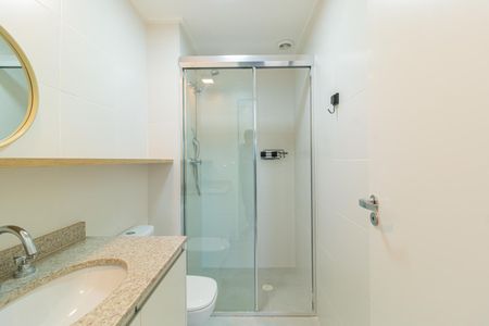 Apartamento à venda com 69m², 2 quartos e 1 vagaBanheiro com piso de porcelanato, vaso sanitário e chuveiro, com iluminação adequada e acabamento de alta qualidade.