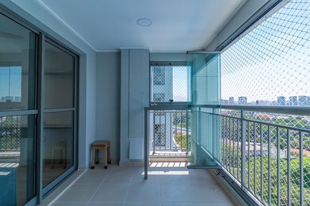 Apartamento à venda com 69m², 2 quartos e 1 vagaBalcony com vista para a cidade, com uma pequena mesa e uma cadeira, e uma vista para a cidade ao fundo.