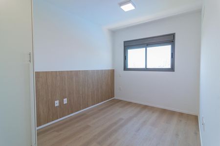 Banheiro com piso de porcelanato e parede de madeira, com uma janela pequena e iluminação boa. de apartamento à venda com 2 quartos, 69m² em City América, São Paulo