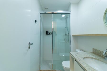 Apartamento à venda com 69m², 2 quartos e 1 vagaBanheiro com chuveiro e vaso sanitário, com piso de porcelanato e pia de granito.