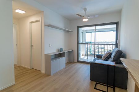 Sala com sofá, mesa e porta para varanda, com vista para o jardim. de apartamento à venda com 2 quartos, 69m² em City América, São Paulo