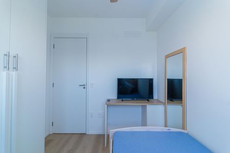 Cama simples com colchão azul e móveis brancas e claras no fundo. de apartamento à venda com 2 quartos, 69m² em City América, São Paulo