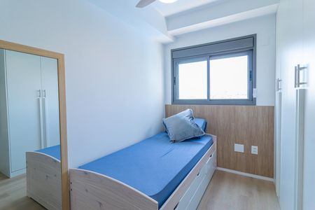 Apartamento à venda com 69m², 2 quartos e 1 vagaCama simples com colchão azul e travesseiro, com armário e espelho ao lado.