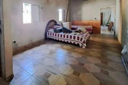 Cama simples com colchão e travesseiro, com uma janela pequena e uma porta de madeira. de casa à venda com 3 quartos, 173m² em Vila Guaraciaba, Santo André