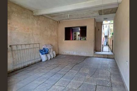 Pátio com piso de pedra e sacos de areia, com vista para a rua. de casa à venda com 3 quartos, 173m² em Vila Guaraciaba, Santo André