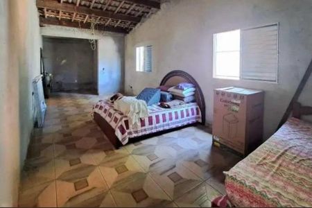 Quarto com cama de dossel, piso de azulejo e janelas pequenas, com iluminação boa e nenhuma decoração. de casa à venda com 3 quartos, 173m² em Vila Guaraciaba, Santo André