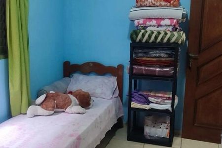 Cama simples com colchão e travesseiro, almofada e boneca de pelúcia. de casa à venda com 3 quartos, 173m² em Vila Guaraciaba, Santo André