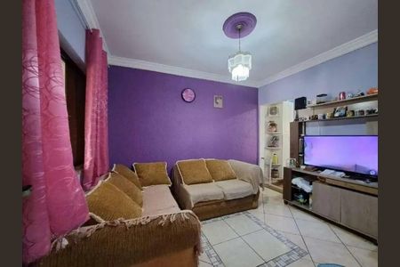 Sala com sofás, TV e móveis em tons de marrom e rosa, com um teto branco e uma parede de cor lilás. de casa à venda com 3 quartos, 173m² em Vila Guaraciaba, Santo André