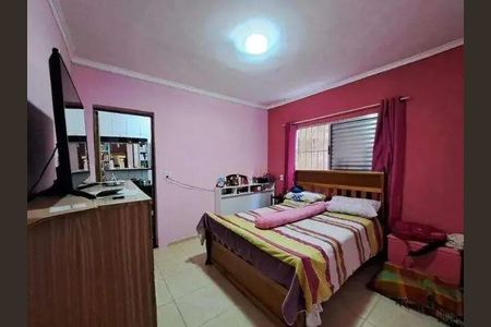 Quarto com cama de casal, TV e móveis simples, com iluminação natural e boa qualidade. de casa à venda com 3 quartos, 173m² em Vila Guaraciaba, Santo André