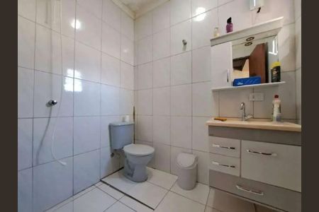 Banheiro com chuveiro, vaso sanitário e pia, com armário e espelho acima da pia. de casa à venda com 3 quartos, 173m² em Vila Guaraciaba, Santo André