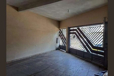 Porta de entrada com portão de ferro e janelas de madeira, iluminada por luz natural. de casa à venda com 3 quartos, 173m² em Vila Guaraciaba, Santo André