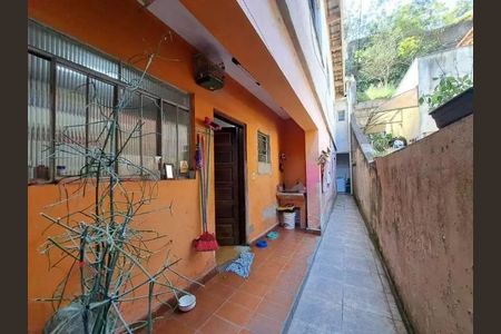 Casa à venda com 173m², 3 quartos e 2 vagasPátio com plantas e mobília simples, com vista para a rua.