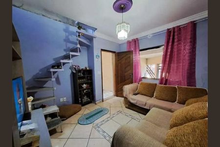 Sala com sofá, TV e estante de madeira, com vista para a rua. de casa à venda com 3 quartos, 173m² em Vila Guaraciaba, Santo André