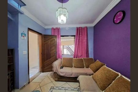 Sala com sofá, lâmpada e cortinas vermelhas, com vista para a rua. de casa à venda com 3 quartos, 173m² em Vila Guaraciaba, Santo André