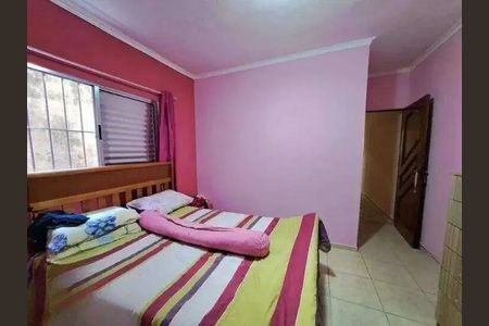 Cama simples com colchão e travesseiro, com vista para a janela e porta de madeira. de casa à venda com 3 quartos, 173m² em Vila Guaraciaba, Santo André