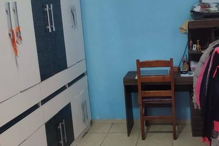 Cabinete de armários com gavetas e prateleiras, com uma mesa e cadeira simples, em um ambiente com piso de cerâmica e parede azul. de casa à venda com 3 quartos, 173m² em Vila Guaraciaba, Santo André