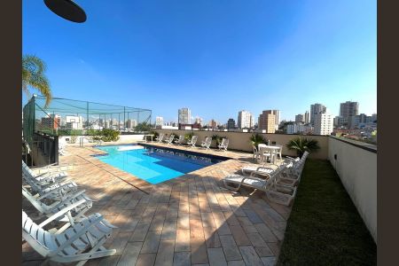 Apartamento à venda com 105m², 3 quartos e 2 vagasPiscina com vista para a cidade, com cadeiras e mesa de jantar, e um telhado de teto plano.