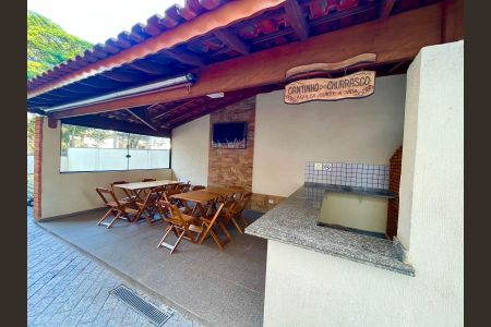Apartamento à venda com 105m², 3 quartos e 2 vagasVaranda com churrasqueira e mesa de madeira, com vista para a área externa.