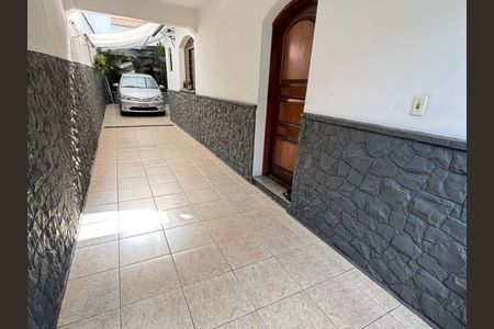 Casa à venda com 170m², 4 quartos e 5 vagasPátio com entrada e garagem, com espaço para estacionamento de veículo.