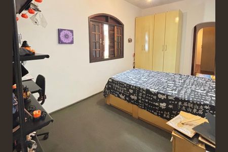 Casa à venda com 170m², 4 quartos e 5 vagasQuarto com cama, armários e móveis, com decoração de Halloween, em ambiente simples e limpo.