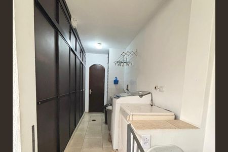 Casa à venda com 170m², 4 quartos e 5 vagasLavanderia comum com geladeira e fogão, iluminação boa, piso de cerâmica, armários de madeira, janelas médias, iluminação boa, bem decorada.