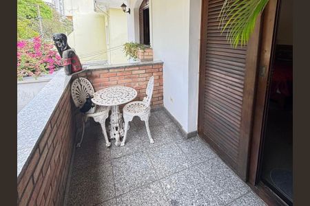 Casa à venda com 170m², 4 quartos e 5 vagasVaranda com mesa e cadeiras de ferro fundido, com vista para a cidade.