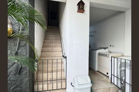 Casa à venda com 170m², 4 quartos e 5 vagasEscada interna com lavanderia ao lado