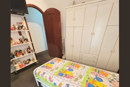 Casa à venda com 170m², 4 quartos e 5 vagasQuarto com cama de solteiro, armário de madeira e prateleiras com objetos decorativos.
