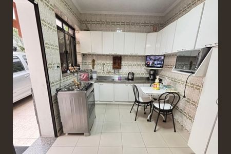 Casa à venda com 170m², 4 quartos e 5 vagasCozinha com móveis brancos e fogão de aço inox, com mesa e cadeiras para refeições, iluminada com boa qualidade de luz, bem decorada e em bom estado de conservação.