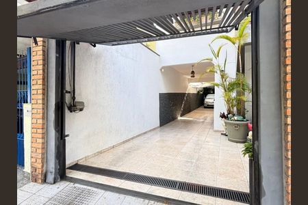 Casa à venda com 170m², 4 quartos e 5 vagasPátio com garagem e entrada para apartamento, com piso de cerâmica e iluminação adequada.