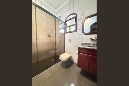 Casa à venda com 170m², 4 quartos e 5 vagasBanheiro com chuveiro, pia e vaso sanitário, com janela e espelho, em ambiente com piso de porcelanato e teto branco.