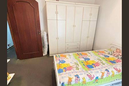 Casa à venda com 170m², 4 quartos e 5 vagasQuarto com cama de solteiro, armário de madeira e porta de madeira.