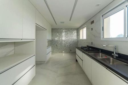 Apartamento à venda com 205m², 4 quartos e 4 vagasCozinha moderna com móveis brancos e acabamento em mármore.